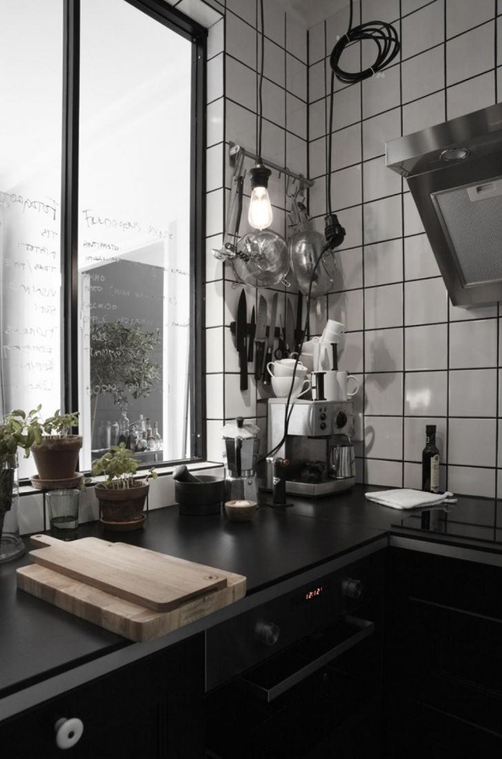 Кухня в темном стиле квартиры с темным дизайном